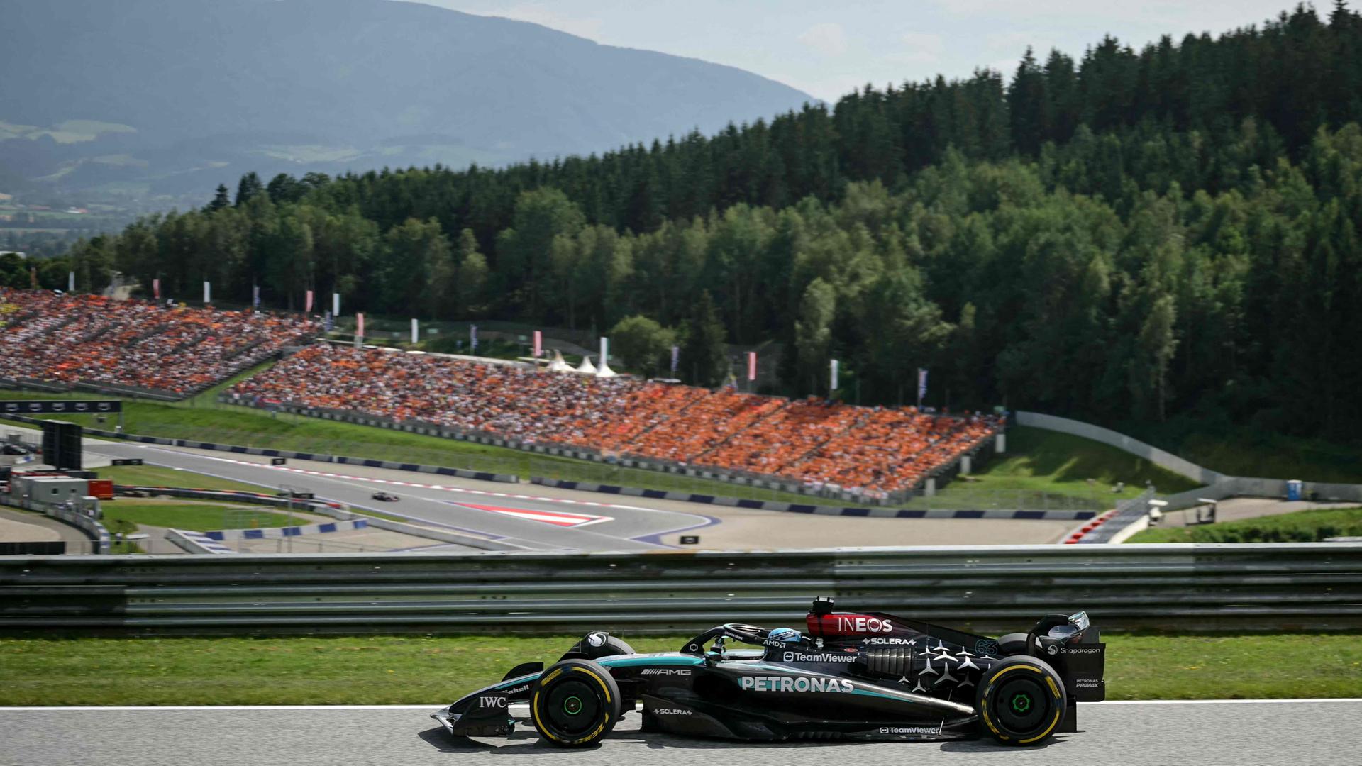 Der britische Mercedes-Pilot George Russell  fährt auf der Rennstrecke in Spielberg, Österreich. 