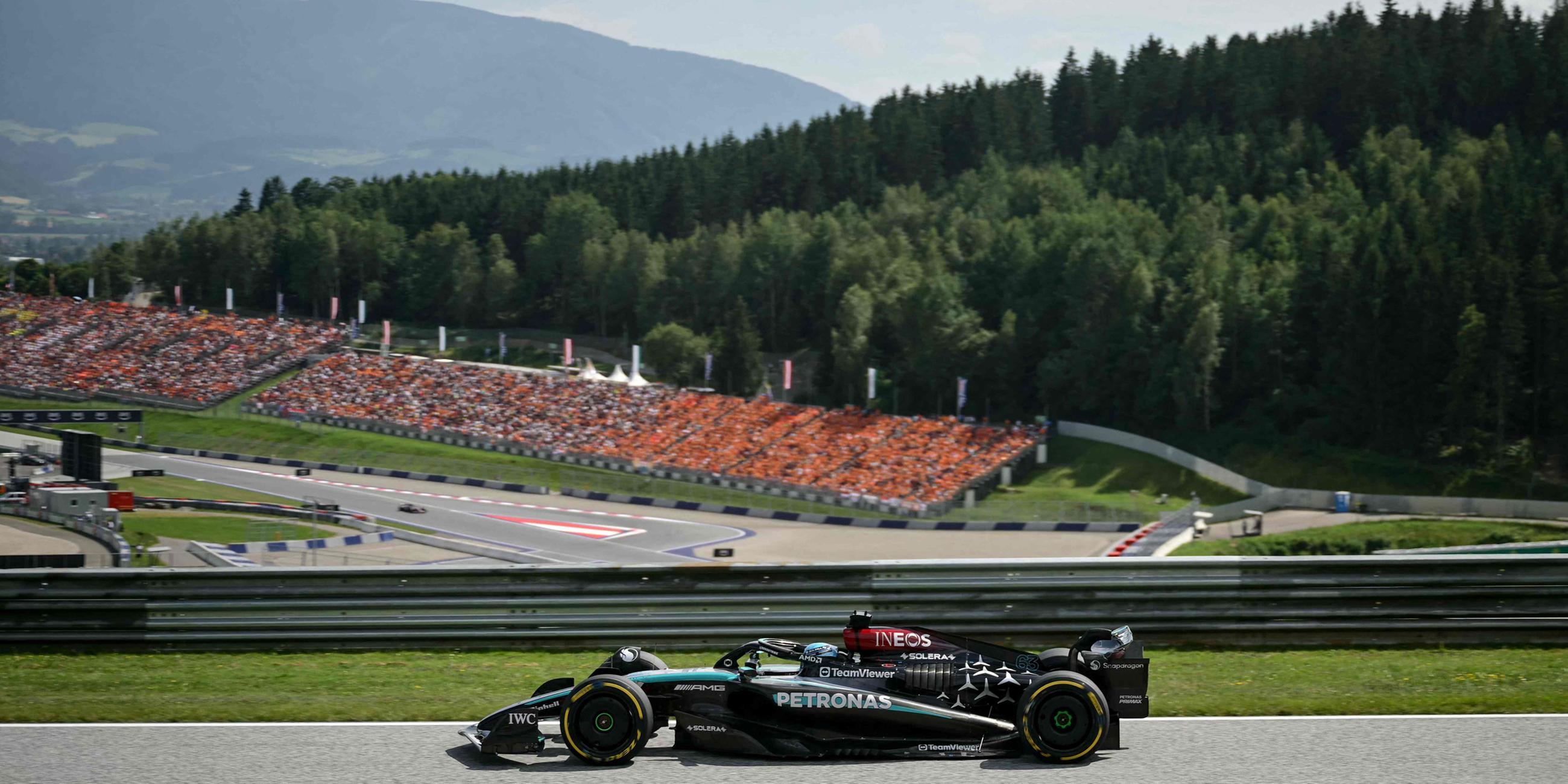 Der britische Mercedes-Pilot George Russell  fährt auf der Rennstrecke in Spielberg, Österreich. 