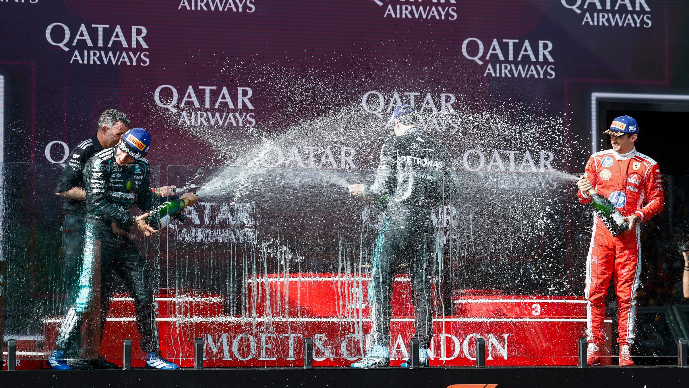 Kimi Antonelli, Russell und Leclerc feiern auf dem Podium am 08.03.2026 in Melbourne, Australien. 