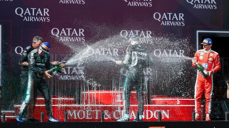 Kimi Antonelli, Russell und Leclerc feiern auf dem Podium am 08.03.2026 in Melbourne, Australien. 