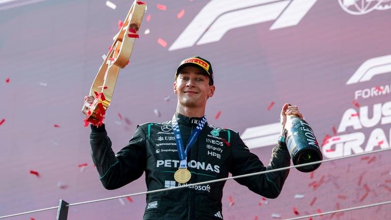 Der britische Mercedes-Pilot George Russell jubelt nach seinem Sieg beim Formel-1-Grand-Prix von Österreich auf dem Red Bull Ring in Spielberg am 28. Juni 2026.