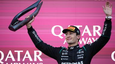Mercedes-Pilot George Russell aus Großbritannien jubelt nach seinem Sieg beim Formel-1-Grand-Prix von Aserbaidschan.