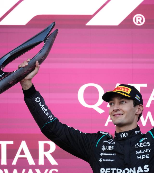 Mercedes-Pilot George Russell aus Großbritannien jubelt nach seinem Sieg beim Formel-1-Grand-Prix von Aserbaidschan.