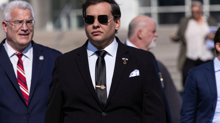 George Santos vor dem Gerichtsgebäude