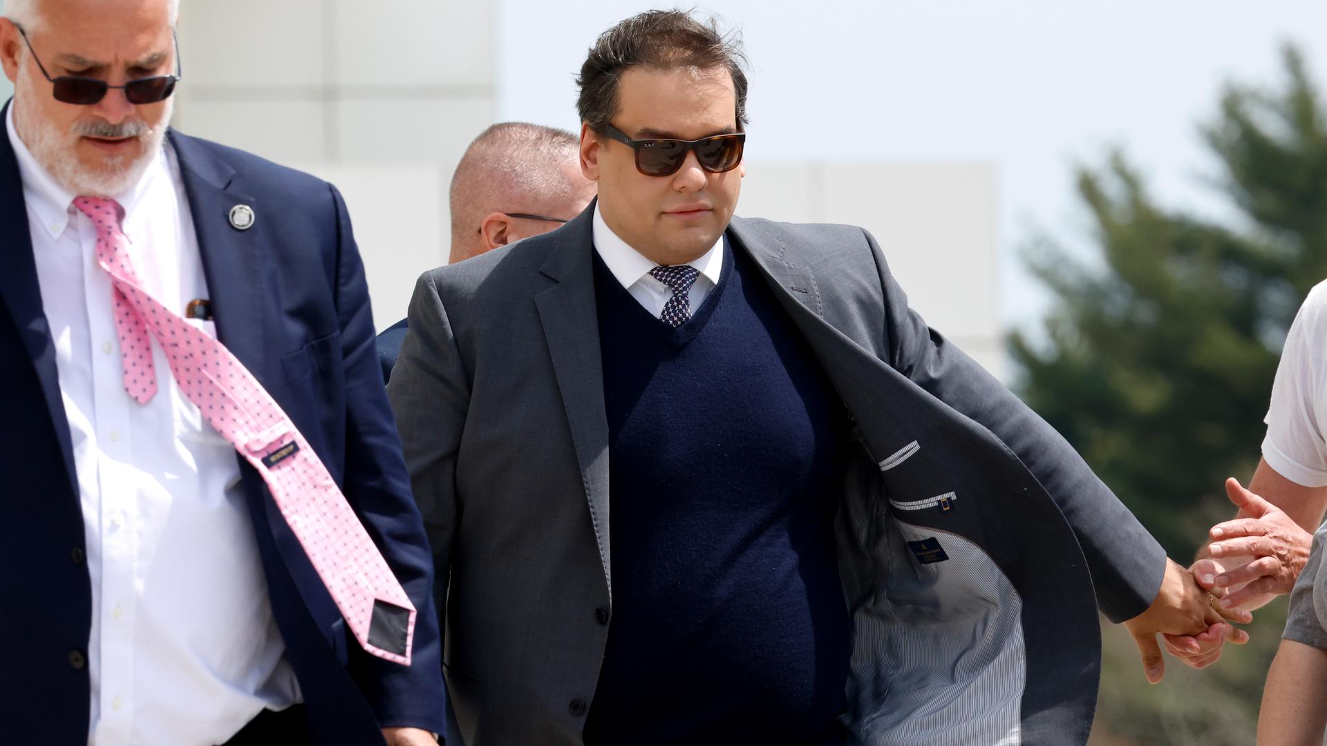Der ehemalige republikanische Abgeordnete George Santos verlässt das Bundesgericht in Islip, New York.