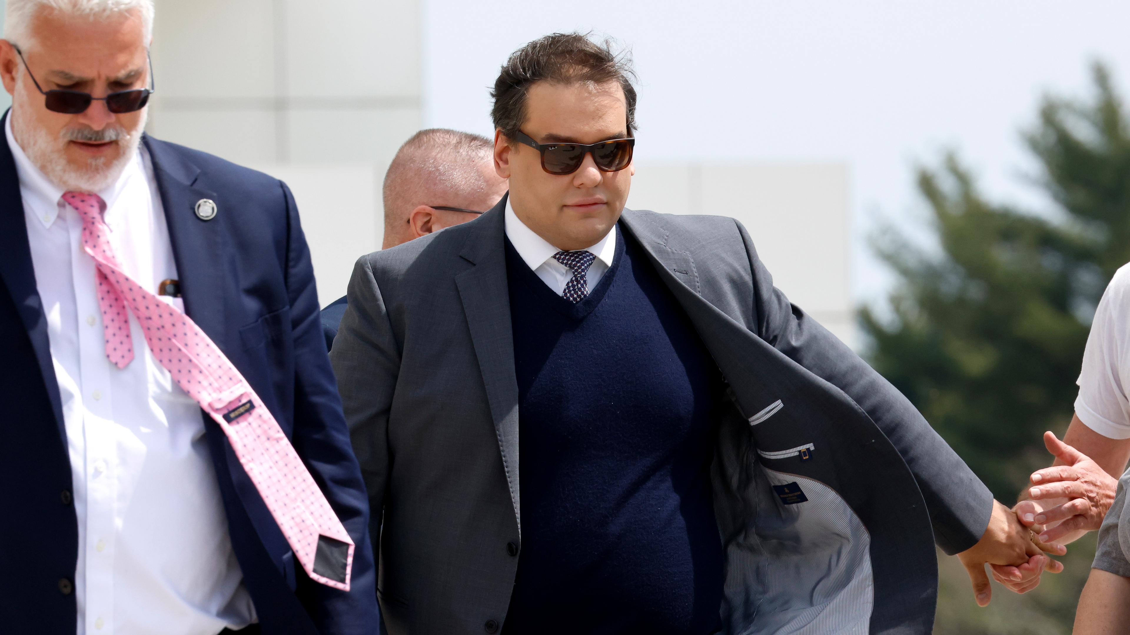 Der ehemalige republikanische Abgeordnete George Santos verlässt das Bundesgericht in Islip, New York.