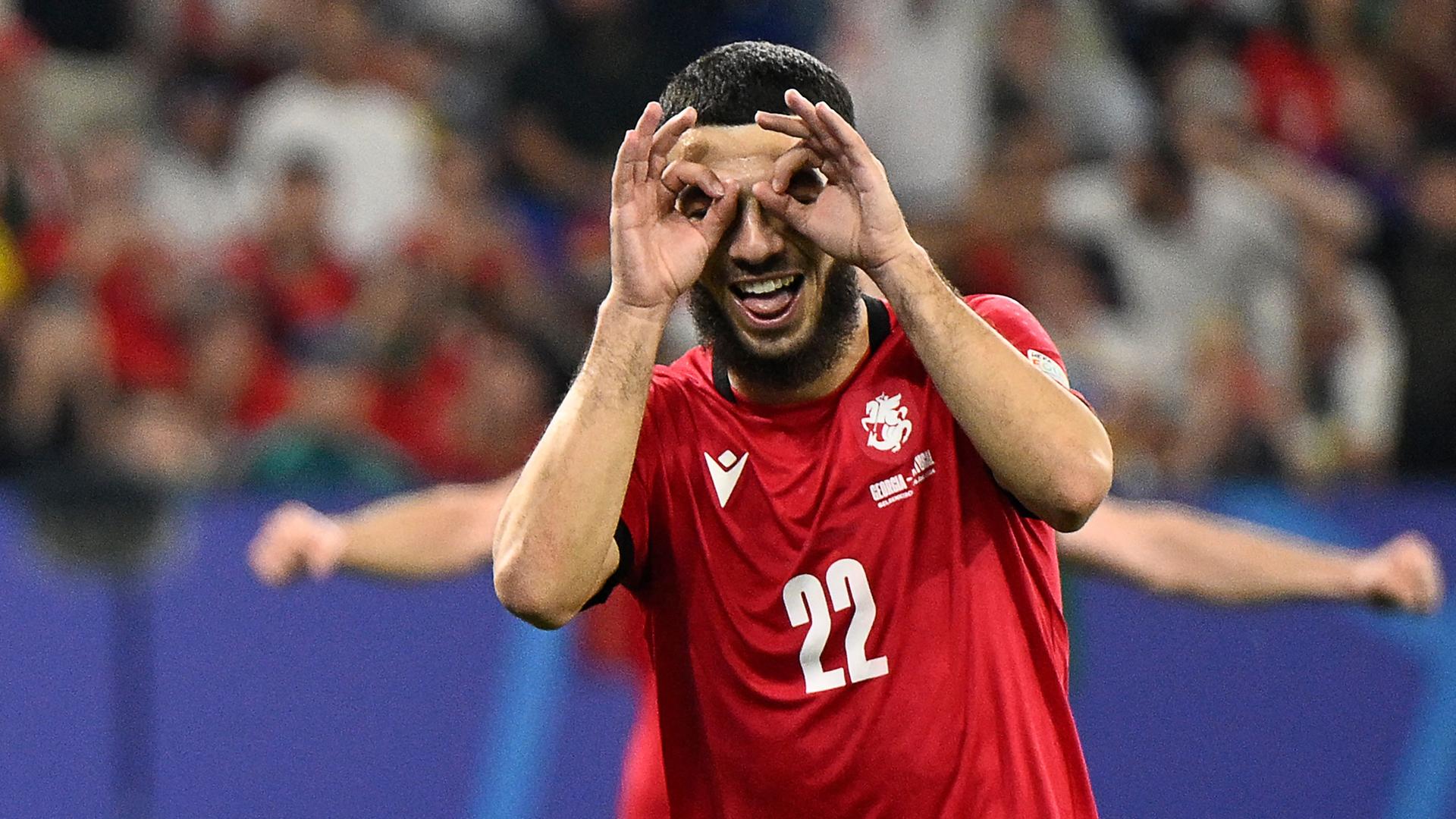 Georges Mikautadze feiert den zweiten Treffer seiner Mannschaft während des UEFA Euro 2024 Gruppe F Fußballspiels zwischen Georgien und Portugal in Gelsenkirchen am 26.06.2024. 