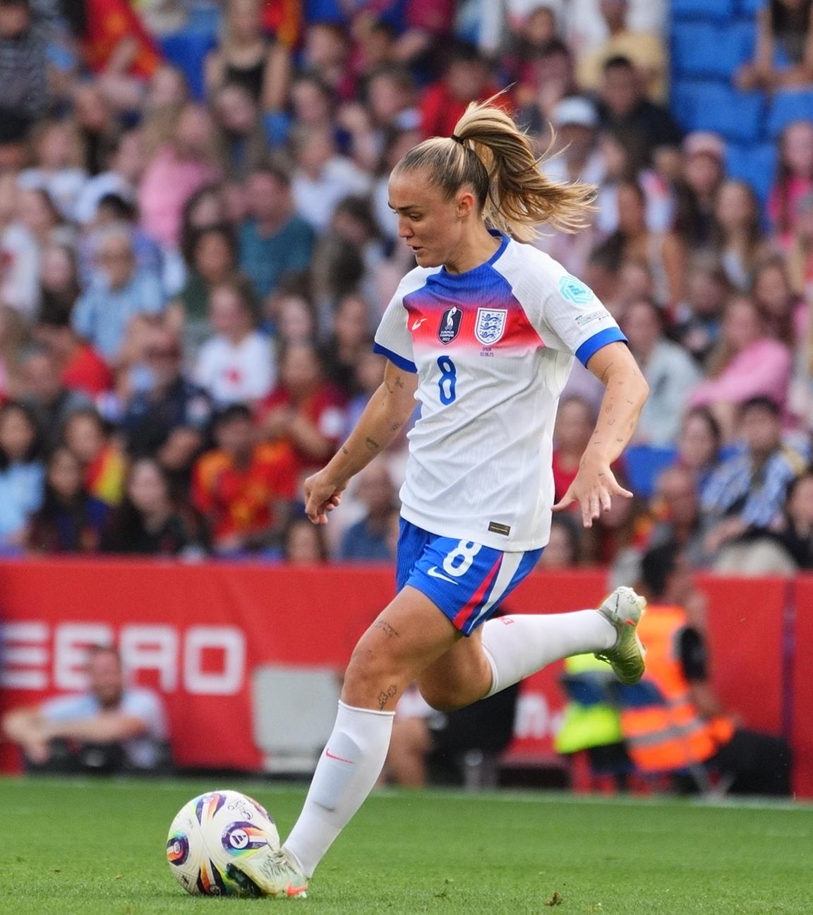 Georgia Stanway im Zweikampf beim Länderspiel England gegen Spanien in Womans Nations League.
