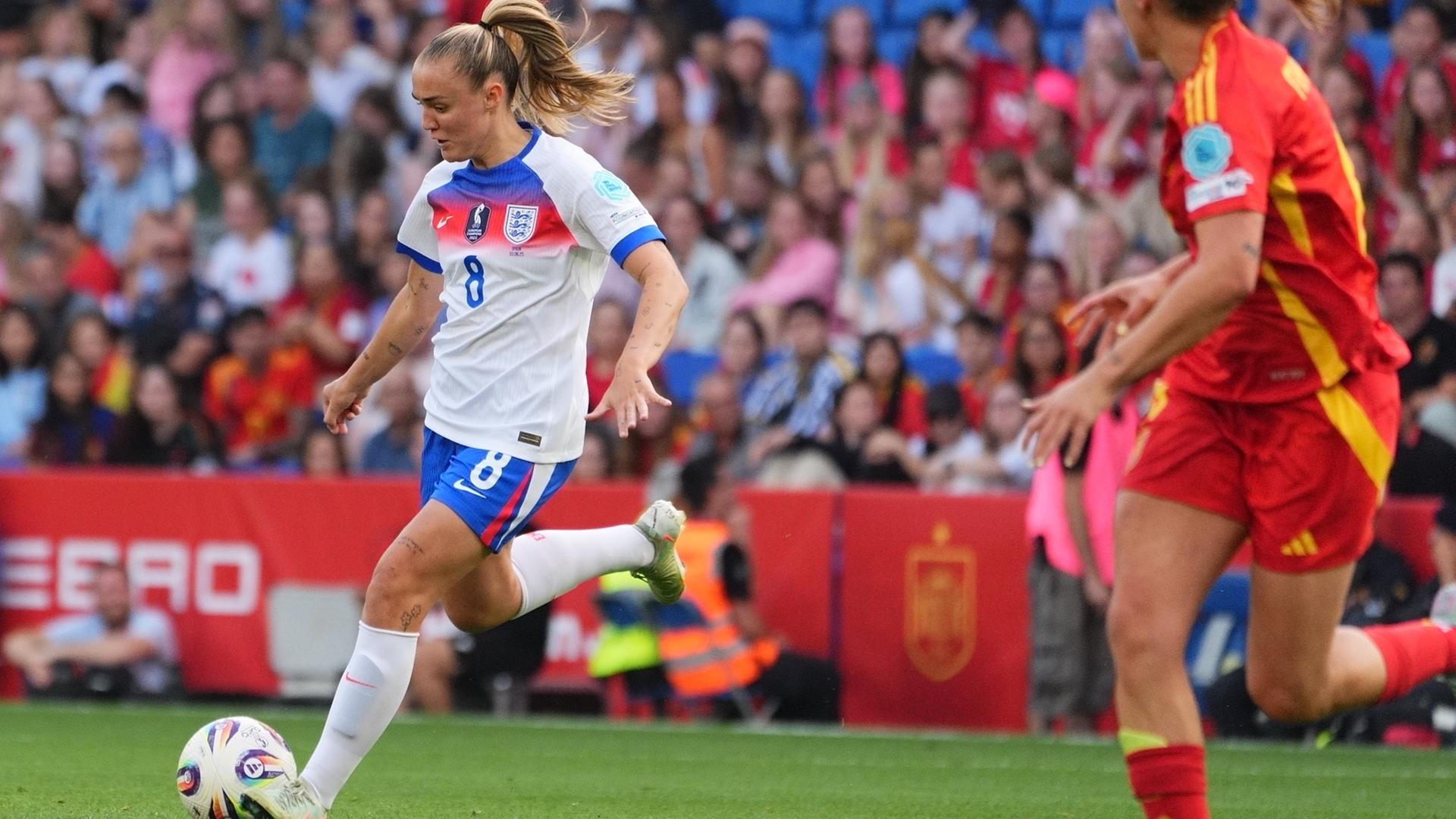 Georgia Stanway im Zweikampf beim Länderspiel England gegen Spanien in Womans Nations League.