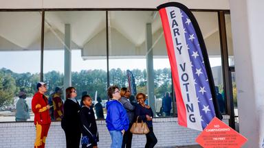 Im US-Bundesstaat Georgia stehen Menschen vor einem Wahllokal an.