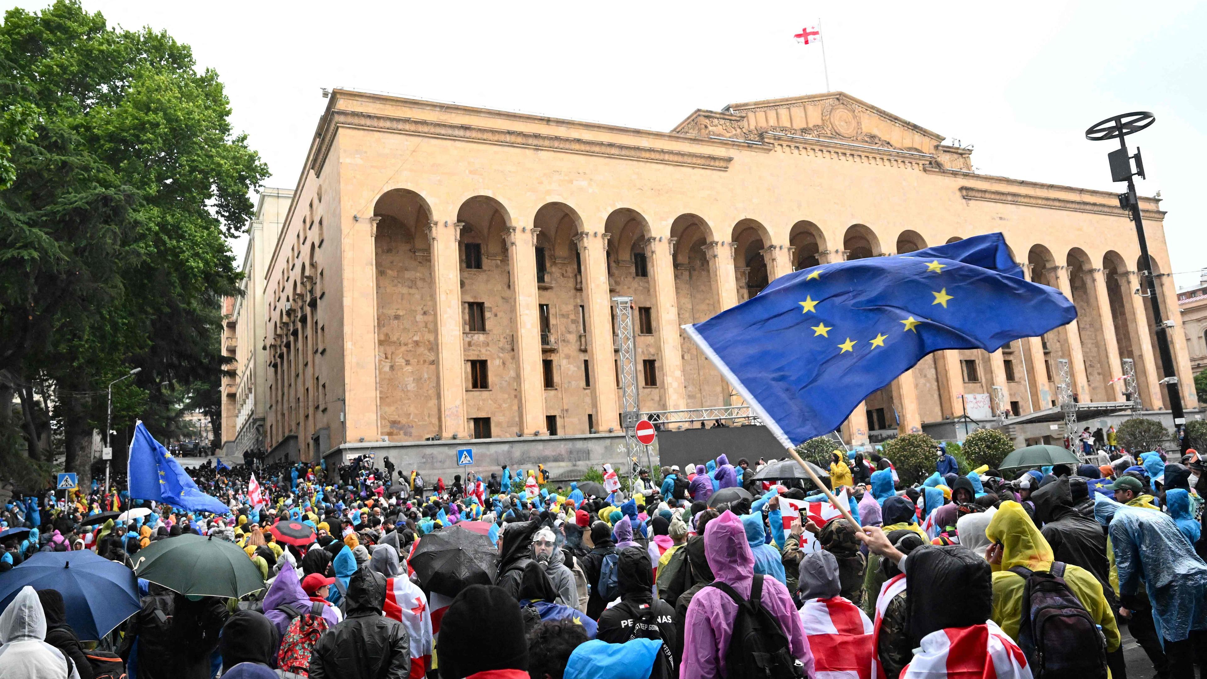 Demonstranten protestieren am 13. Mai 2024 vor dem Parlament in Tiflis gegen das umstrittene Gesetz zur „ausländischen Einflussnahme“
