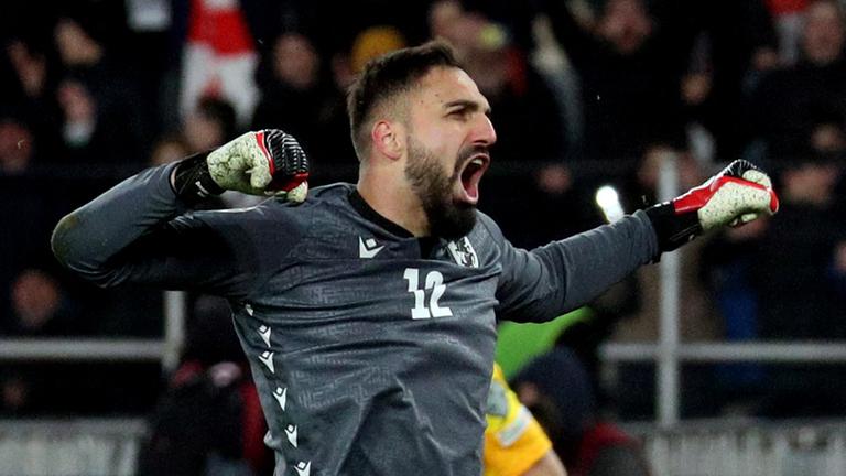 Giorgi Mamardashvili (Georgien) jubelt während dem Elfmeterschießen.