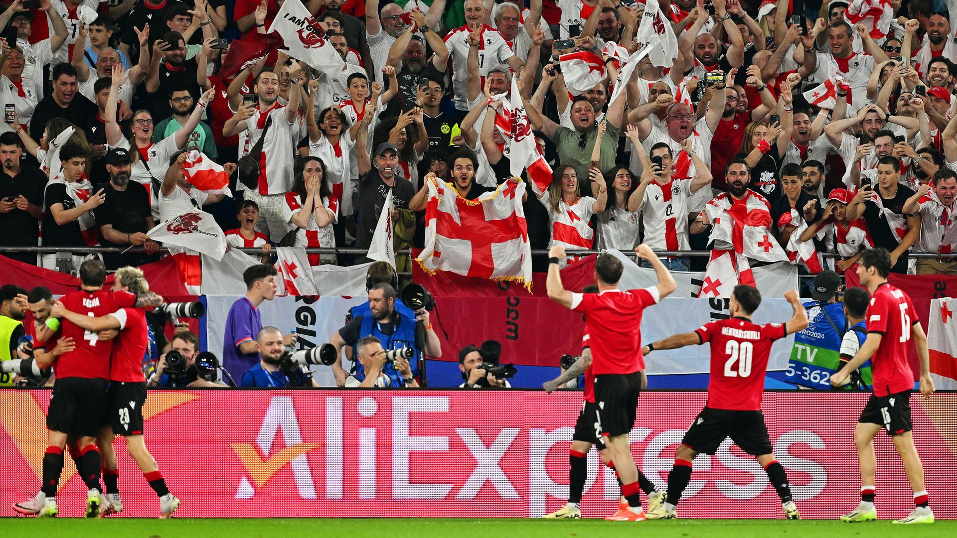 Spieler Georgiens jubeln mit ihren Fans