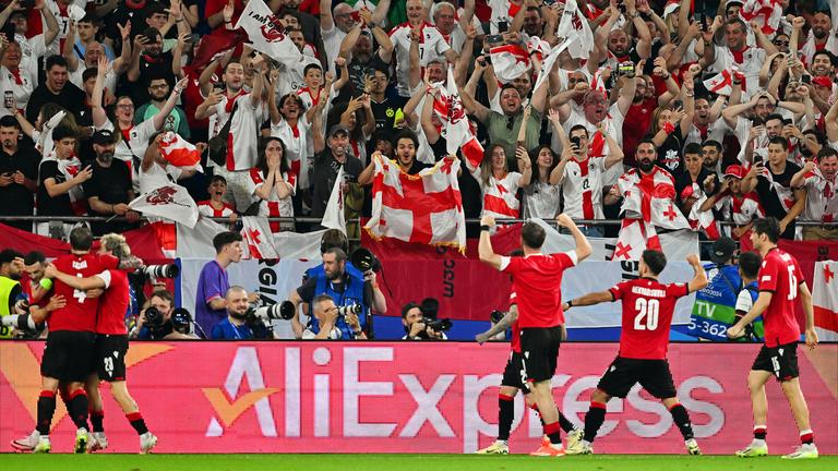Spieler Georgiens jubeln mit ihren Fans