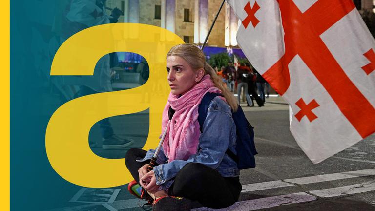 Georgische Regierungsgegner demonstrieren vor dem georgischen Parlament 