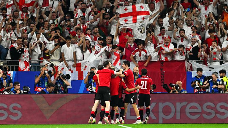 Georgiens Spieler feiern nach dem Sieg.