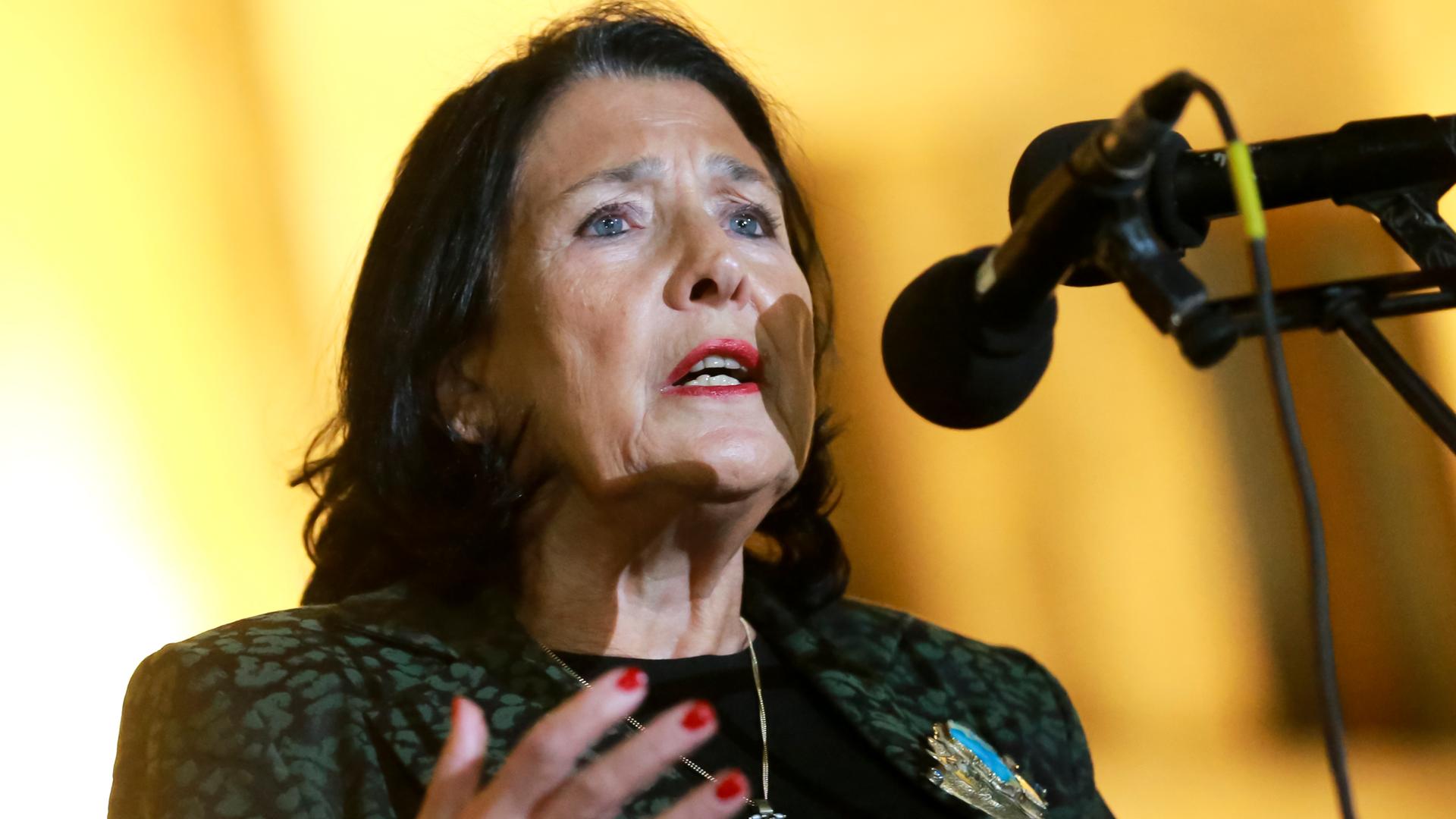 Die georgische Präsidentin Salome Surabischwili spricht während eines Protests der Opposition gegen die Ergebnisse der Parlamentswahlen.