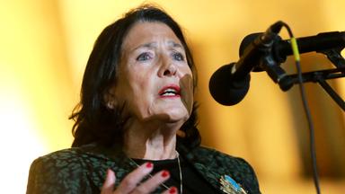 Die georgische Präsidentin Salome Surabischwili spricht während eines Protests der Opposition gegen die Ergebnisse der Parlamentswahlen.
