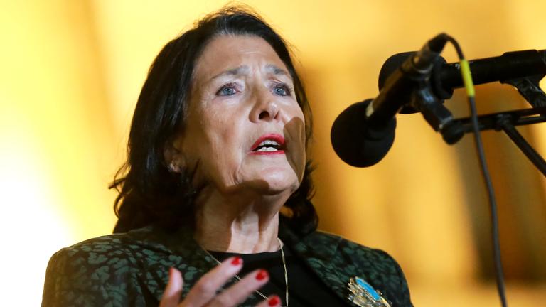 Die georgische Präsidentin Salome Surabischwili spricht während eines Protests der Opposition gegen die Ergebnisse der Parlamentswahlen.