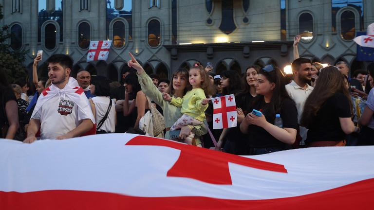 Demonstranten mit georgischen Flaggen versammeln sich vor dem georgischen Parlament während einer Kundgebung gegen ein umstrittenes Gesetz über "ausländische Einflussnahme".