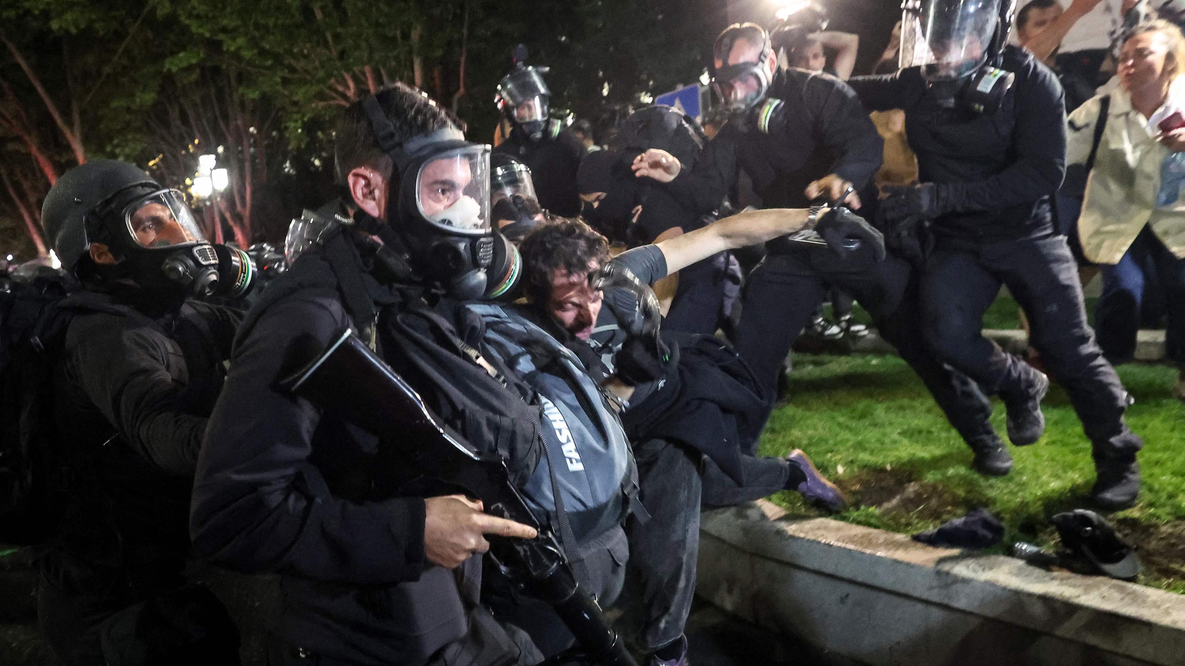 Georgien, Tiflis: Polizeibeamte nehmen einen Demonstranten während einer Kundgebung in der Nähe des Parlaments fest, der gegen einen umstrittenen Gesetzentwurf zur „ausländischen Einflussnahme“ protestiert