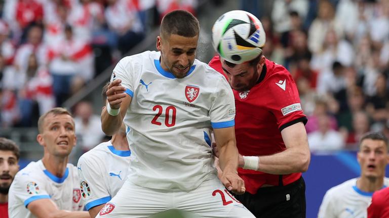 Tschechiens Ondrej Lingr kommt zum Kopfball und bereitet damit das Tor zum 1:1 vor.