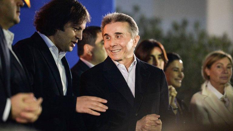 Bidzina Iwanischwili und Premierminister Irakli Kobachidse feiern den Sieg ihrer Partei