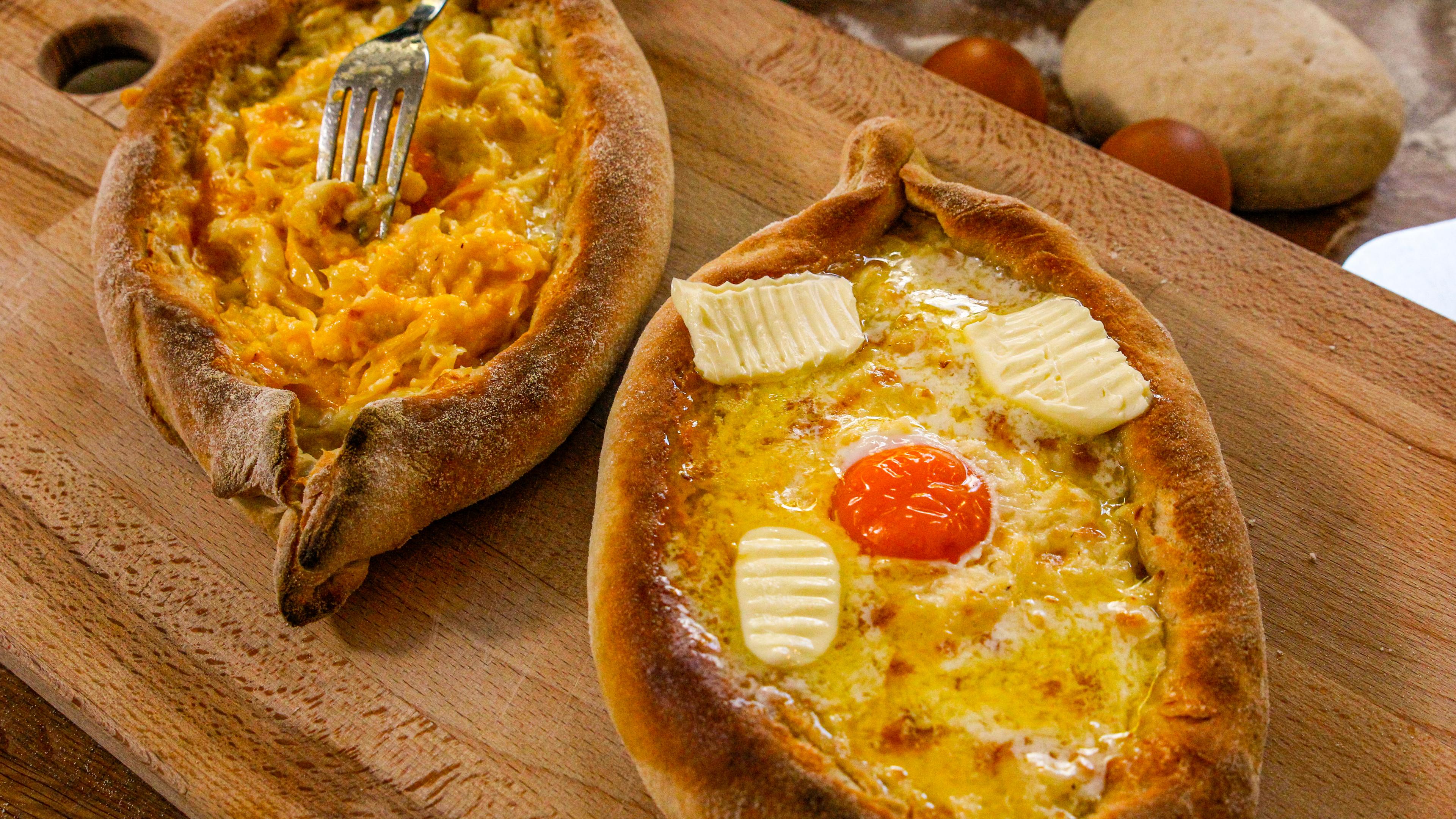 „Chatschapuri“ - Georgisches Käsebrot mit Sauerkraut