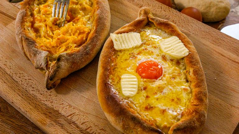 „Chatschapuri“ - Georgisches Käsebrot mit Sauerkraut