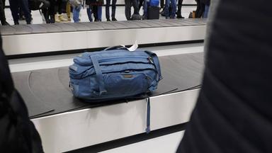 Tasche auf Gepäckband