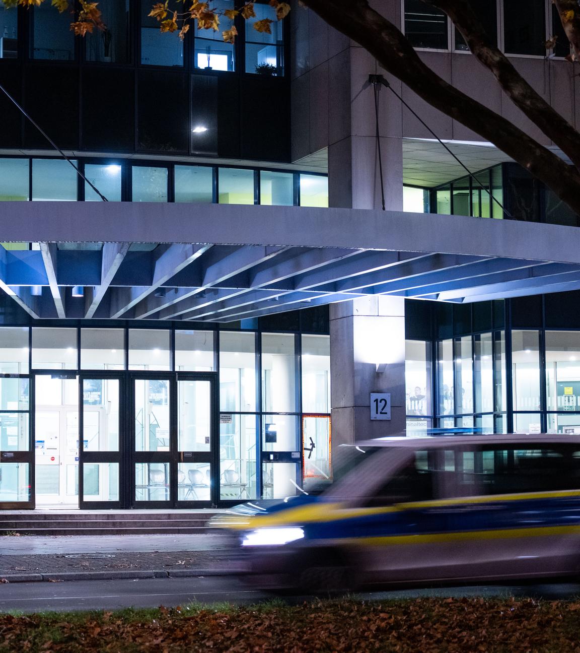 Ein Fahrzeug der Polizei fährt am 02.11.2025 an dem Bereitschaftsgericht vom Amtsgericht Tiergarten in Berlin vorbei.