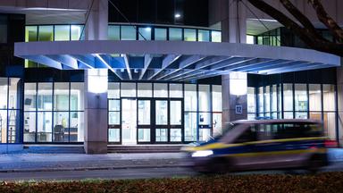 Ein Fahrzeug der Polizei fährt am 02.11.2025 an dem Bereitschaftsgericht vom Amtsgericht Tiergarten in Berlin vorbei.