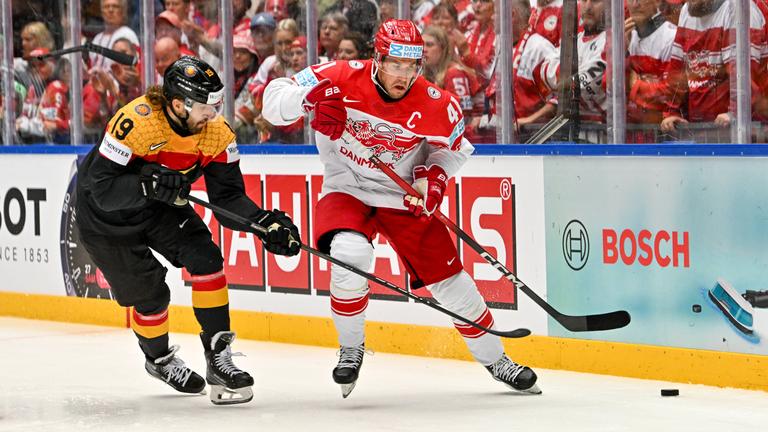 Jesper Jensen Aabo (Dänemark) ist vor Wojciech Stachowiak (links) am Puck