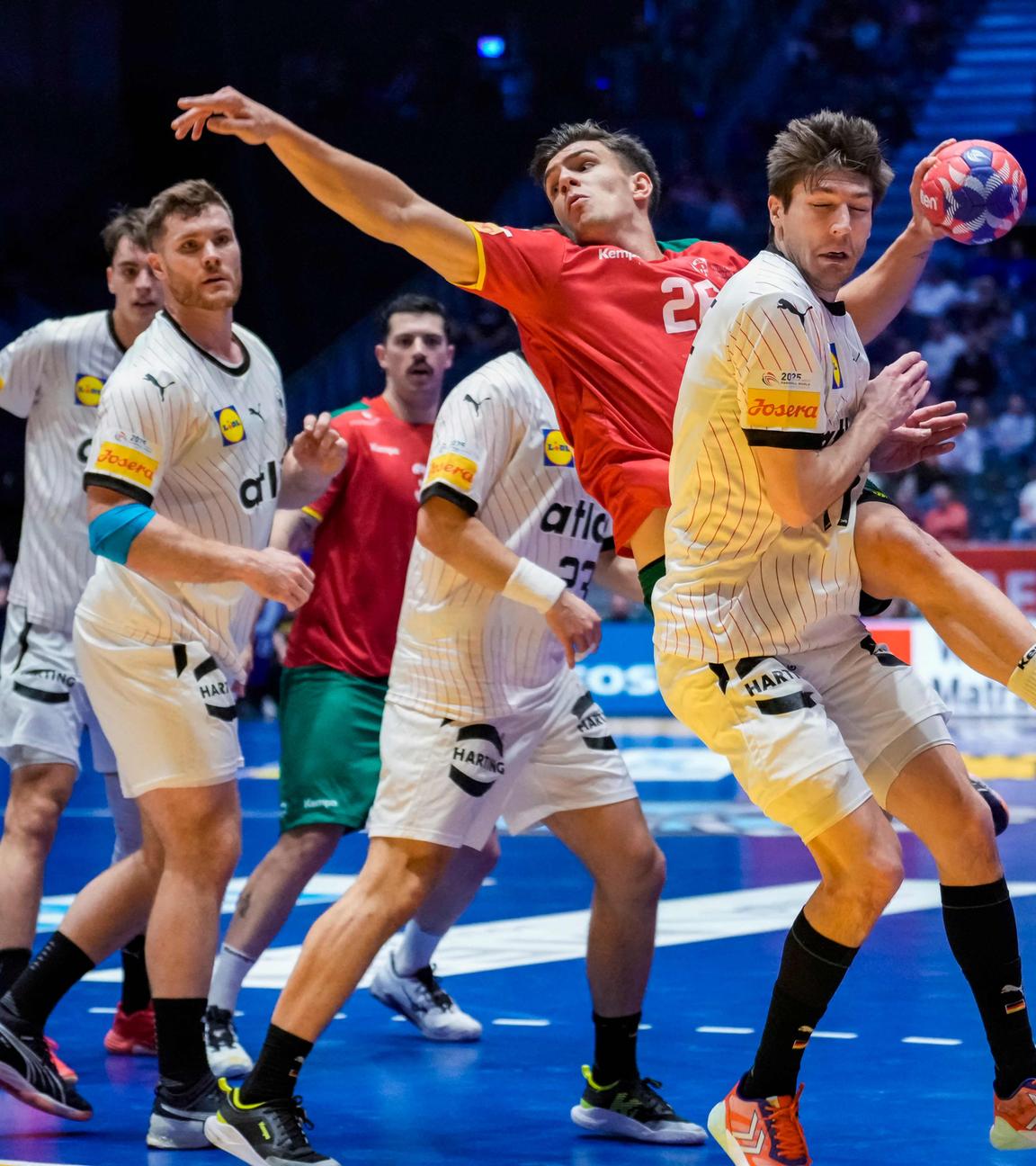 Portugals rechter Rückraumspieler Francisco Costa (Nr. 26) schießt.