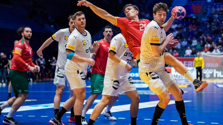 Portugals rechter Rückraumspieler Francisco Costa (Nr. 26) schießt.