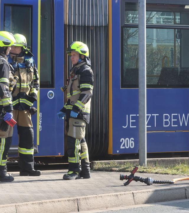 16.03.2025, Thüringen, Gera: Einsatzkräfte von Polizei und Feuerwehr sind nach einem Brandanschlag in einer Straßenbahn im Einsatz.