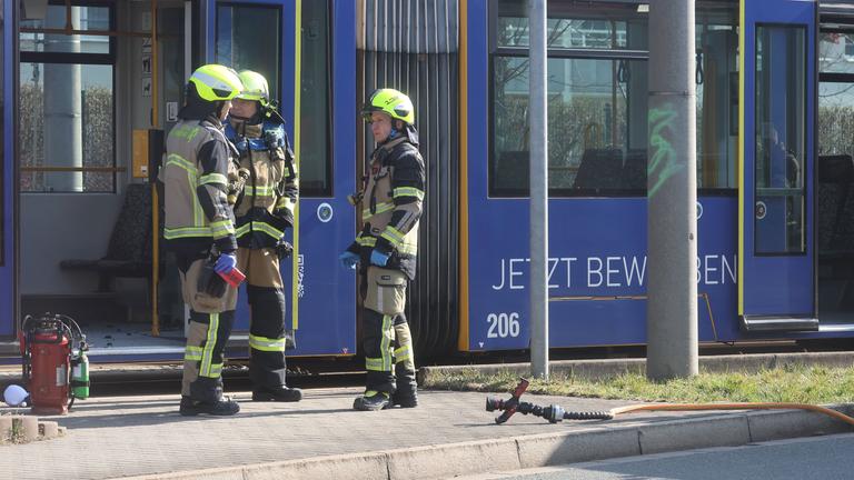 16.03.2025, Thüringen, Gera: Einsatzkräfte von Polizei und Feuerwehr sind nach einem Brandanschlag in einer Straßenbahn im Einsatz.