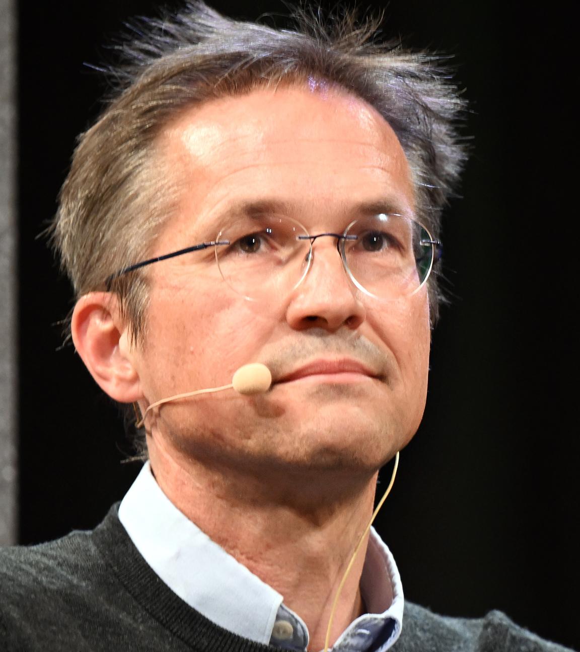 Der Migrationsforscher Gerald Knaus sitzt bei einer Diskussion zum Thema «Zeitenwende. Deutschland und der Krieg.»