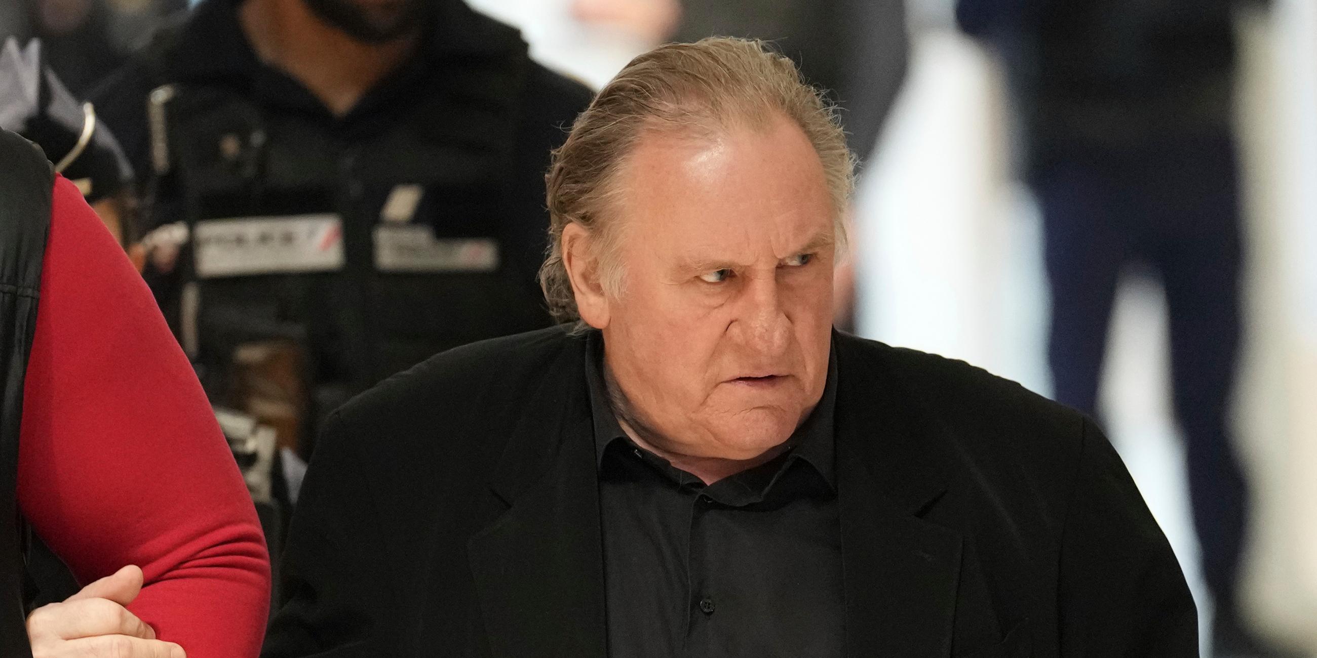 Der Schauspieler Gerard Depardieu kommt zu seinem Prozess wegen angeblicher sexueller Übergriffe auf zwei Frauen an einem Filmset im Jahr 2021.