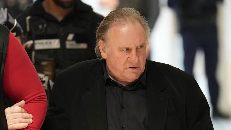 Der Schauspieler Gerard Depardieu kommt zu seinem Prozess wegen angeblicher sexueller Übergriffe auf zwei Frauen an einem Filmset im Jahr 2021.