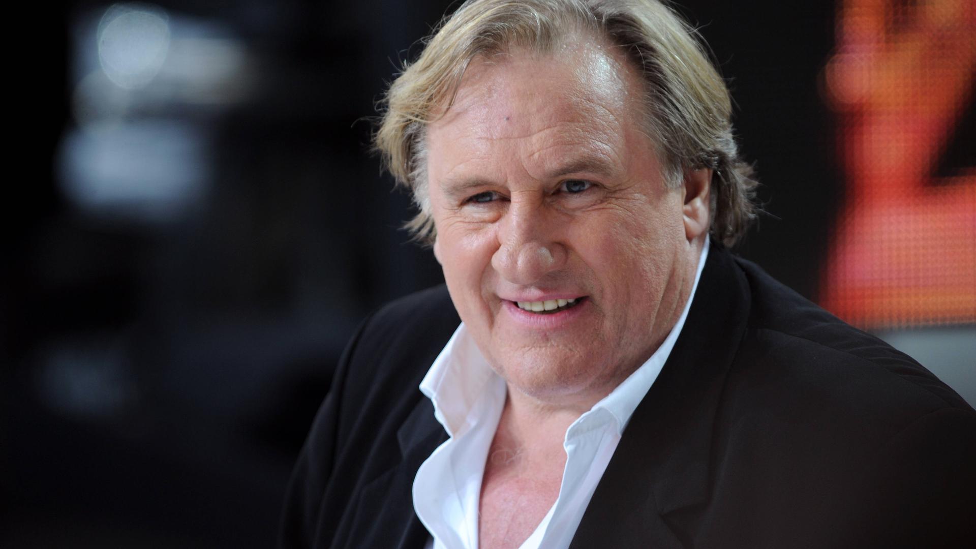Porträtbild von Gerard Depardieu beim 67. Cannes Film Festival 2014. Er lächelt leicht an der Kamera vorbei
