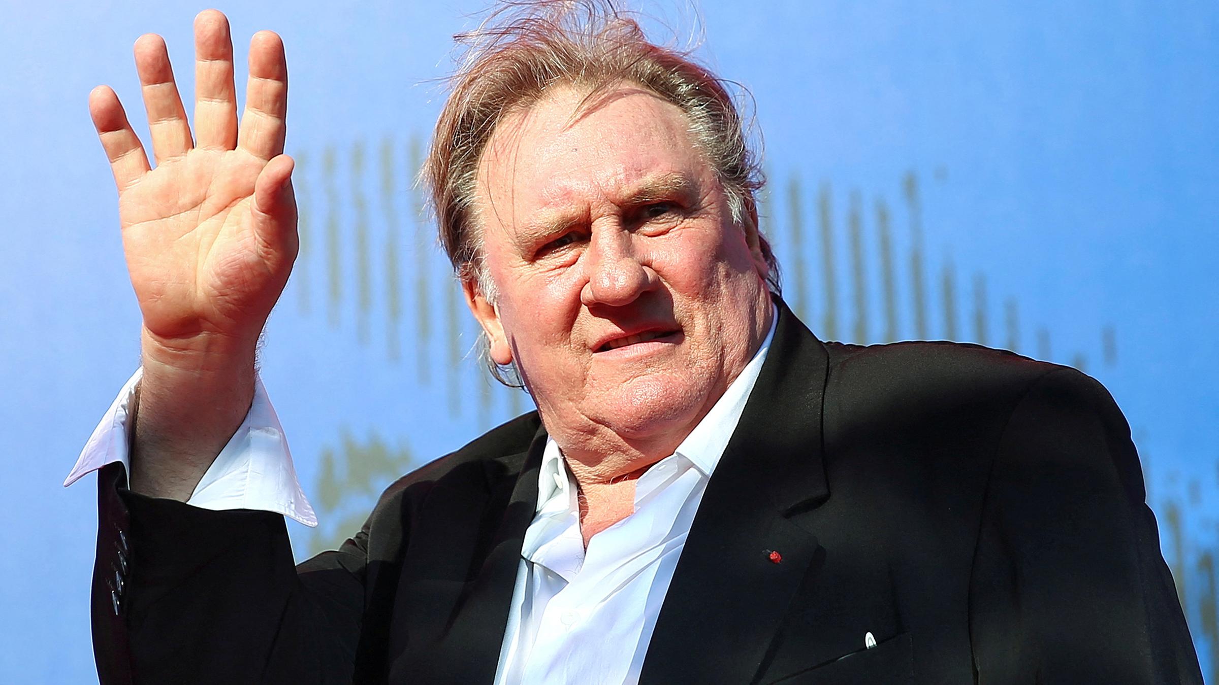 Gérard Depardieu winkt in die Kamera