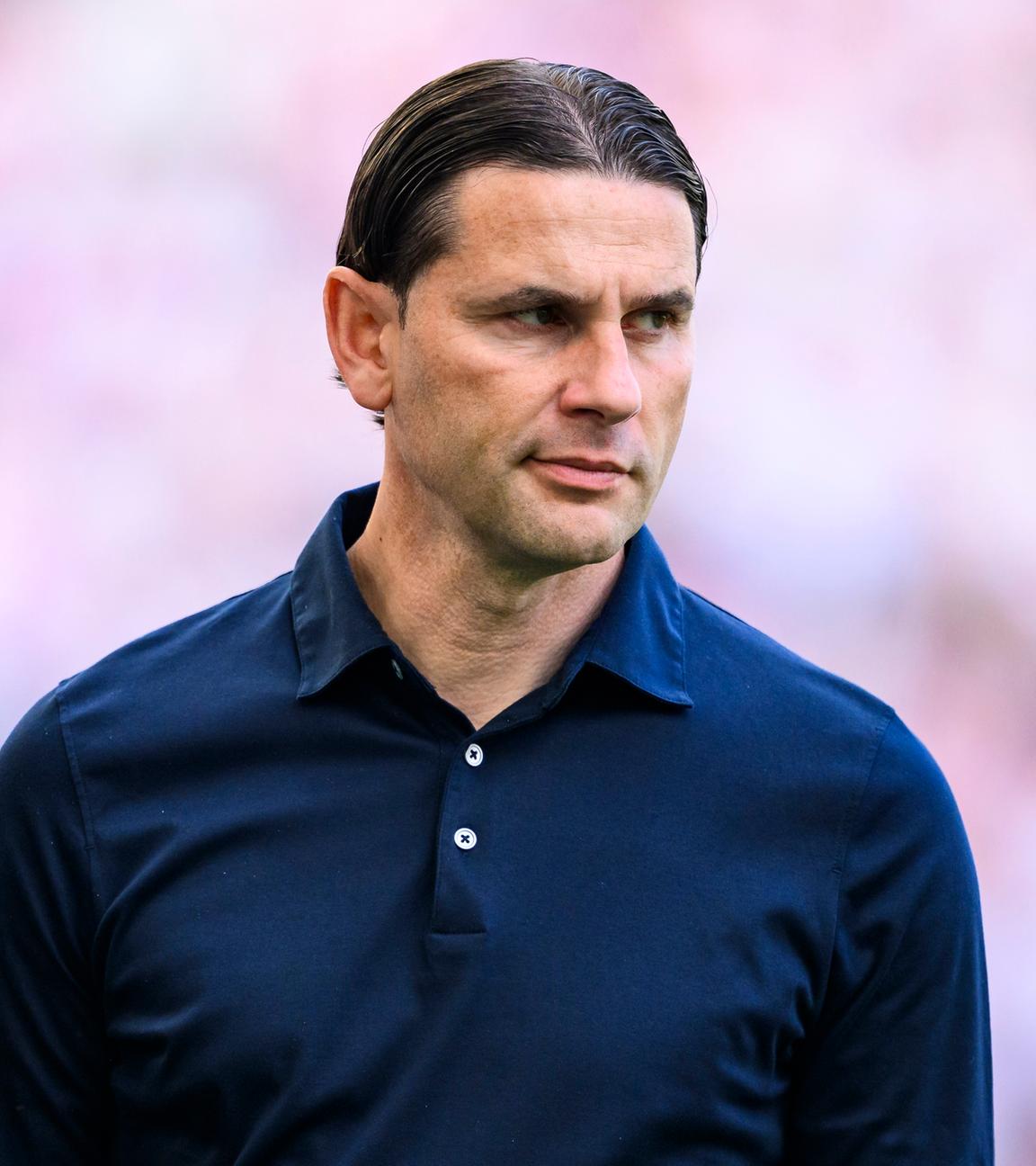 Gladbachs Trainer Gerardo Seoane steht vor dem Spiel im Stadion.