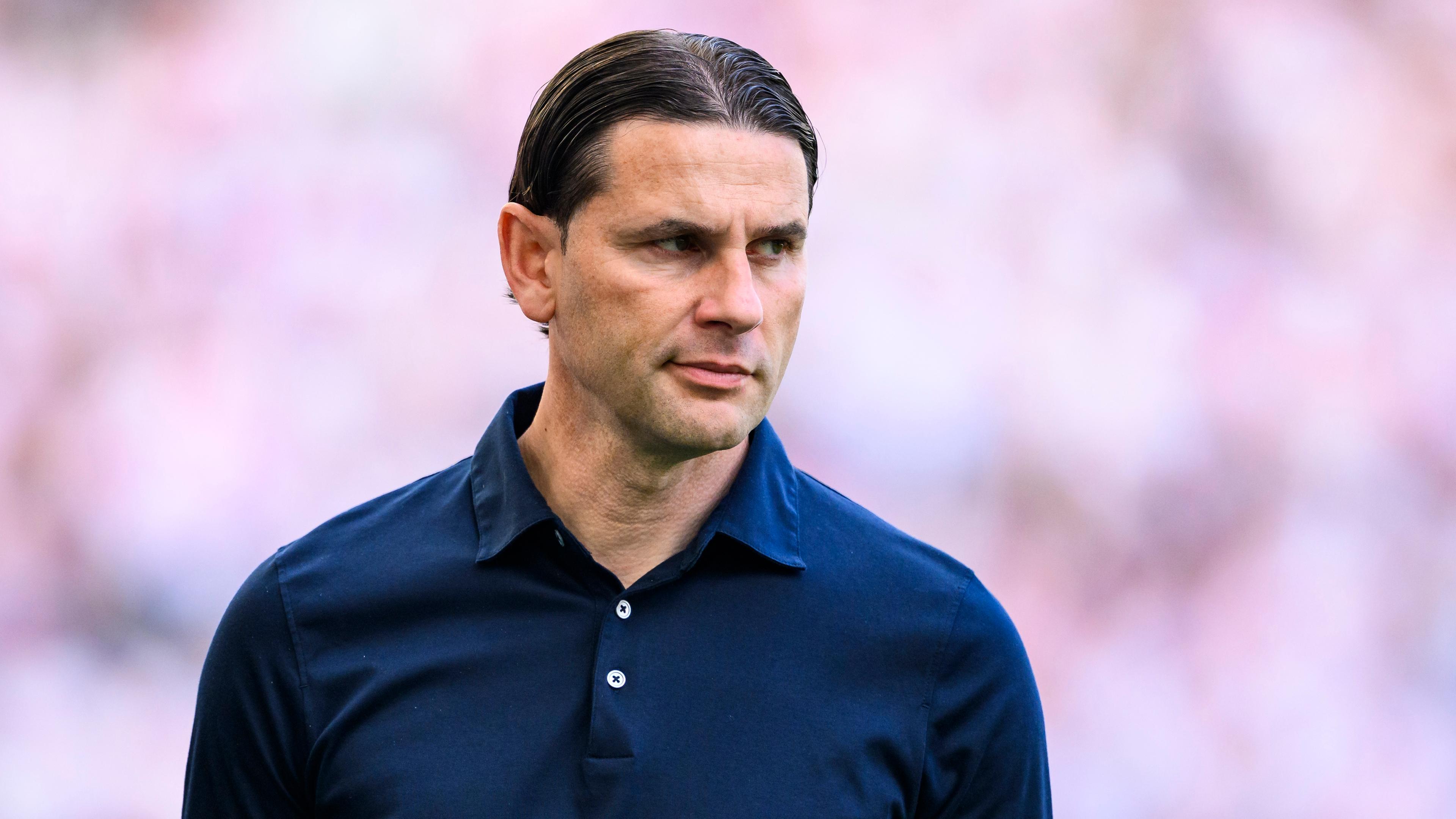 Gladbachs Trainer Gerardo Seoane steht vor dem Spiel im Stadion.
