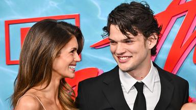 Kaia Gerber lachend neben Homer Gere auf der Serien-Premiere in L.A.