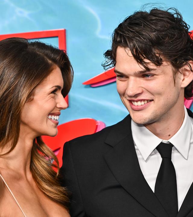 Kaia Gerber lachend neben Homer Gere auf der Serien-Premiere in L.A.