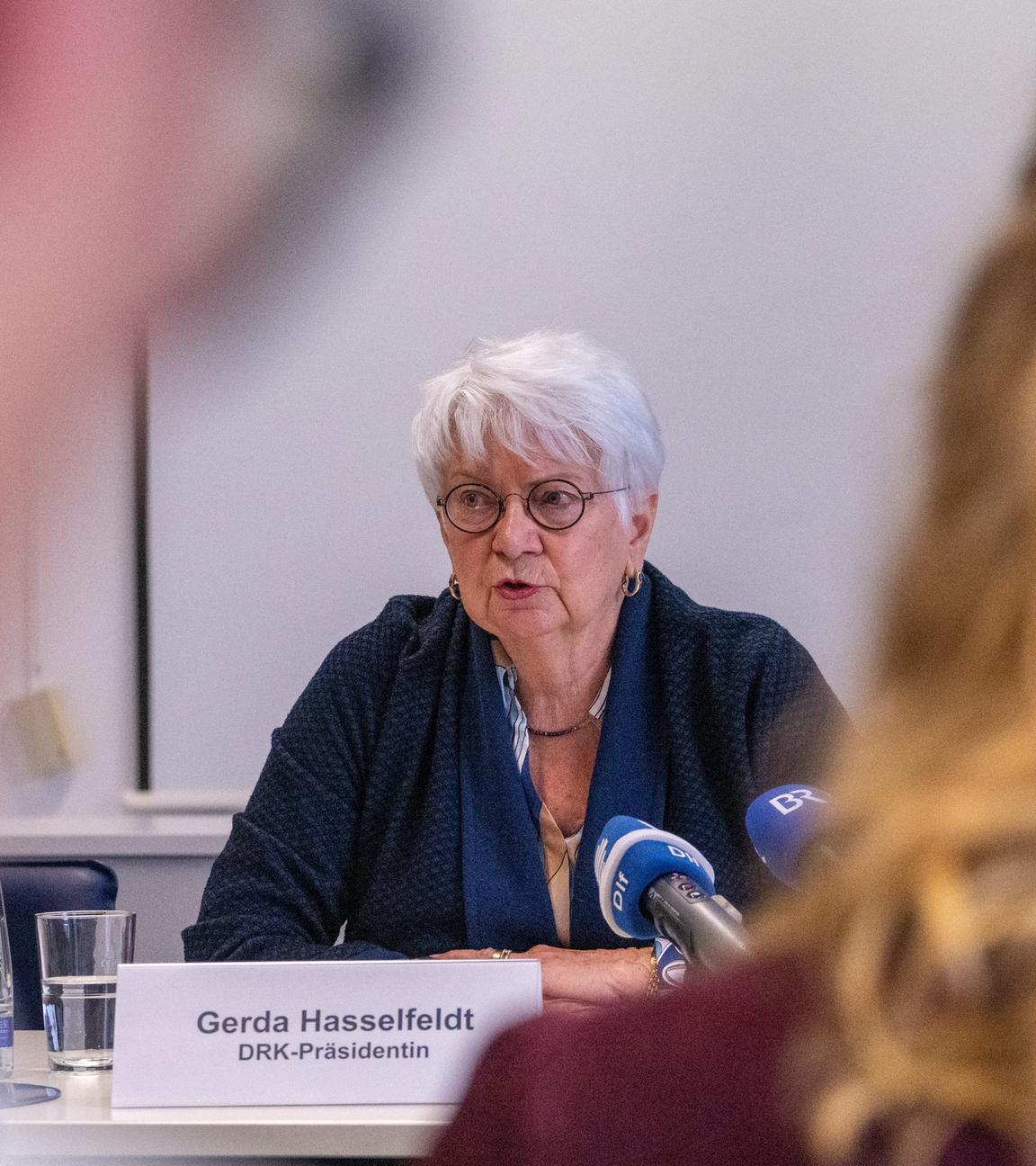 Gerda Hasselfeldt bei einer Pressekonferenz des Deutschen Roten Kreuzes.