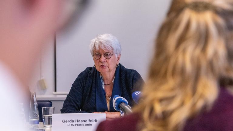 Gerda Hasselfeldt bei einer Pressekonferenz des Deutschen Roten Kreuzes.