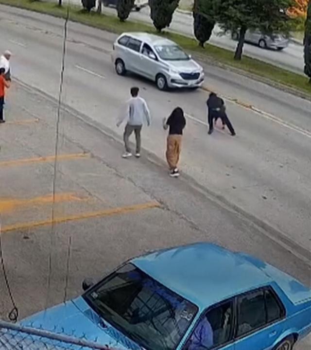 Ein Kind wird in letzter Sekunde auf der Straße gerettet