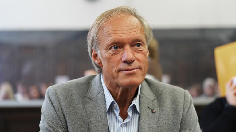 Gerhard Delling, ehemaliger Fernsehmoderator und Sportjournalist, sitzt im Prozess wegen mutmaßlicher Kindesentführung im Landgericht Hamburg am 29.08.2025